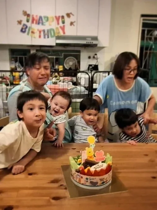 张致恒小儿子过周岁！四子合照夫妻手忙脚乱