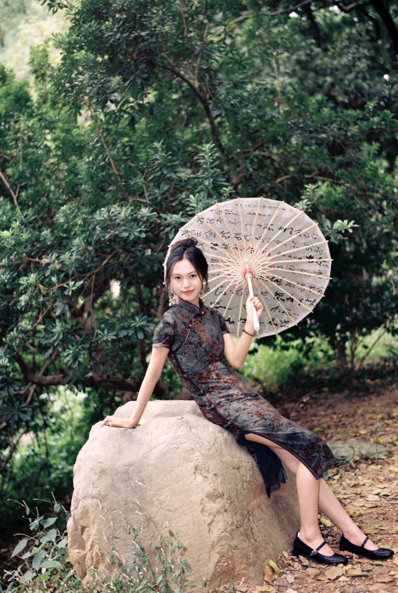 当我用胶片拍旗袍！#旗袍穿出氛围感 #国风古韵 #遇见懂你的东方美 #古典美的中