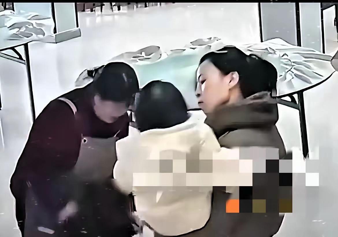 中指掰骨折、耳膜扇出血
伤害2岁女童的“女魔头”
报应终于来了！

看完监控，恨