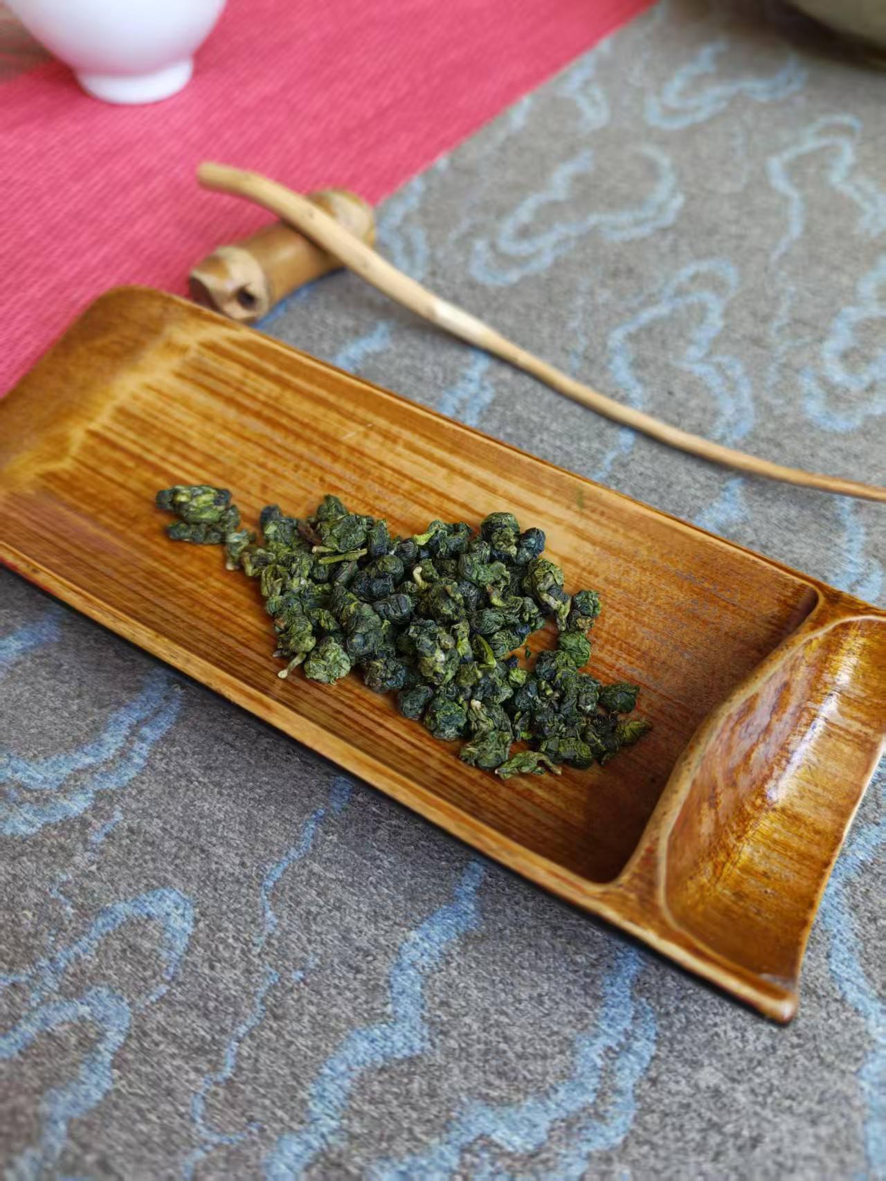 落雨品乌龙
雨过更清心
——在成都品味阿里山茶香。
阿里山乌龙茶是台湾高山茶代表