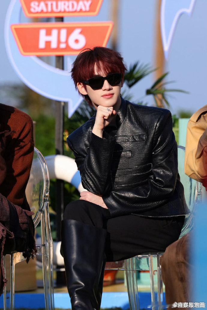 丁程鑫小露一手也很精彩你好星期六不需要华丽编排，丁程鑫随意拨弄琴弦，简单的音符也