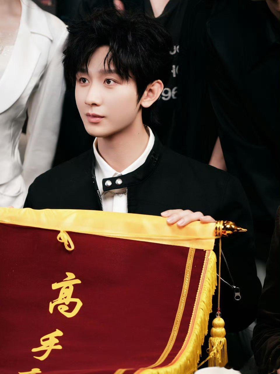 成毅赴山海cy成毅萧秋水李沉舟肖明明成毅用自己的实力与才华，赢得了业内人士和观众