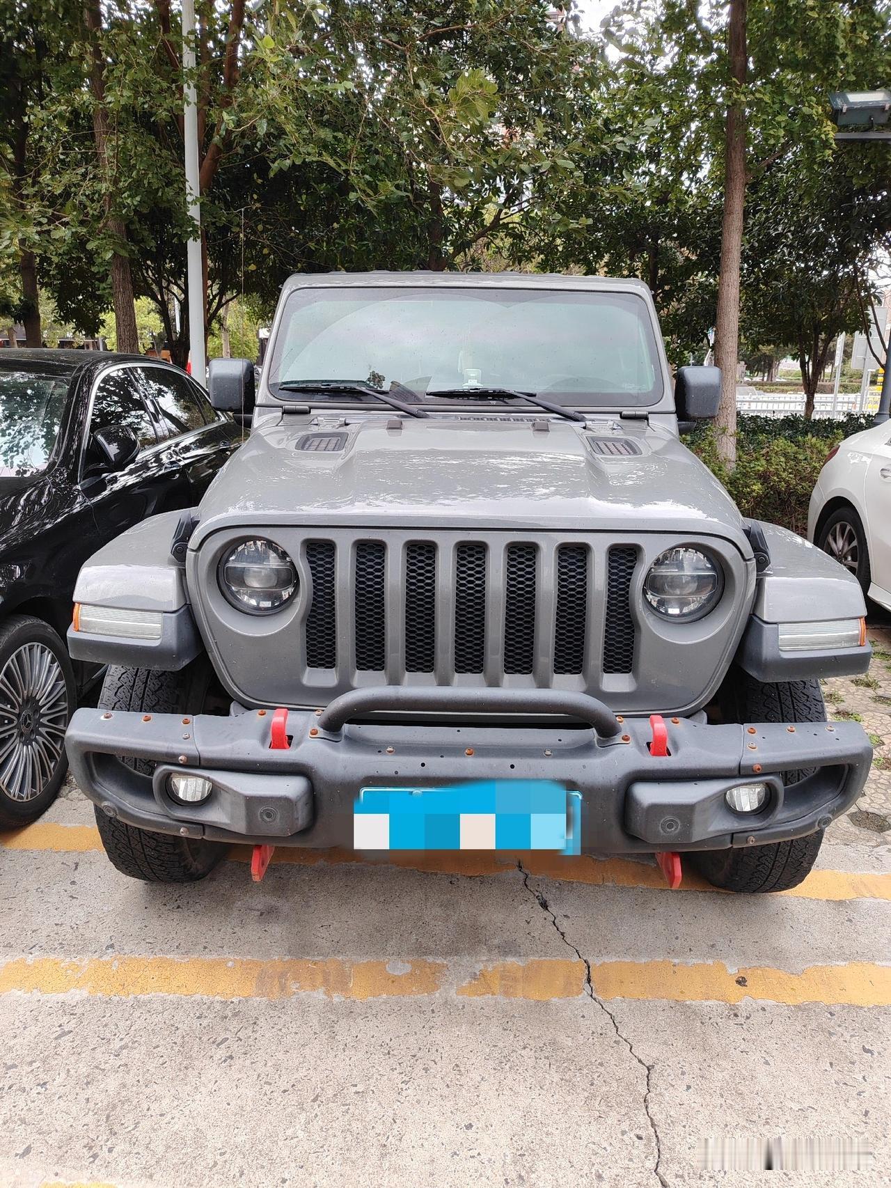 刚才稍微浏览了一下朋友圈，大概滑动了三四十条内容。我发现只有一位男士发了朋友圈，