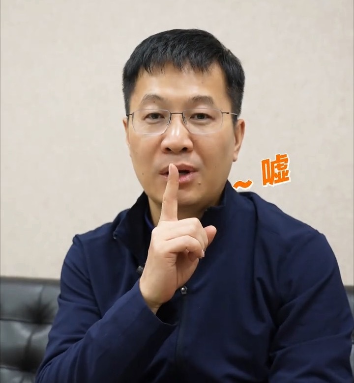 卢伟冰爆料说红米发布会有神秘嘉宾，是陈奕迅还是王腾啊？[doge] ​​​
