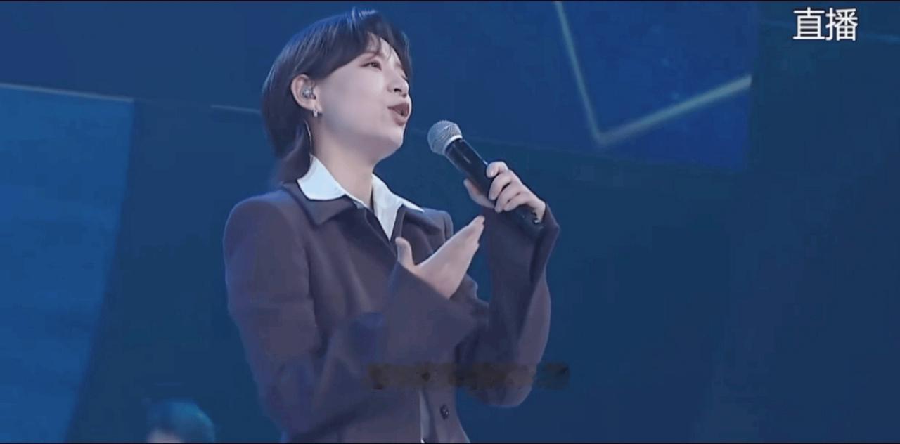 李斯丹妮踩6厘米超细高跟鞋表演 瞧那鞋跟，纤细似弦，似下一秒便要弦断音绝。然而李