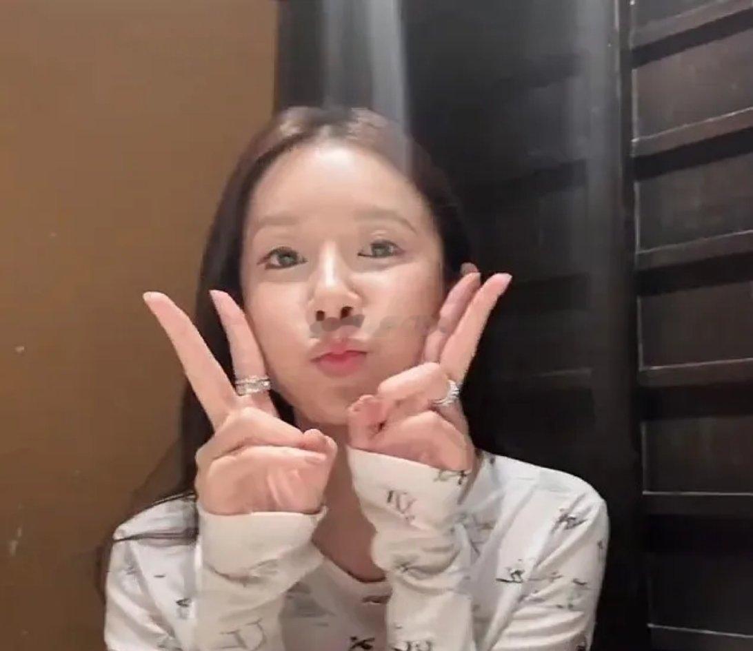 陈赫张子萱和朋友在上海聚餐，41岁张子萱比耶嘟嘴卖萌，还是当年拍瑞丽那种气质，二