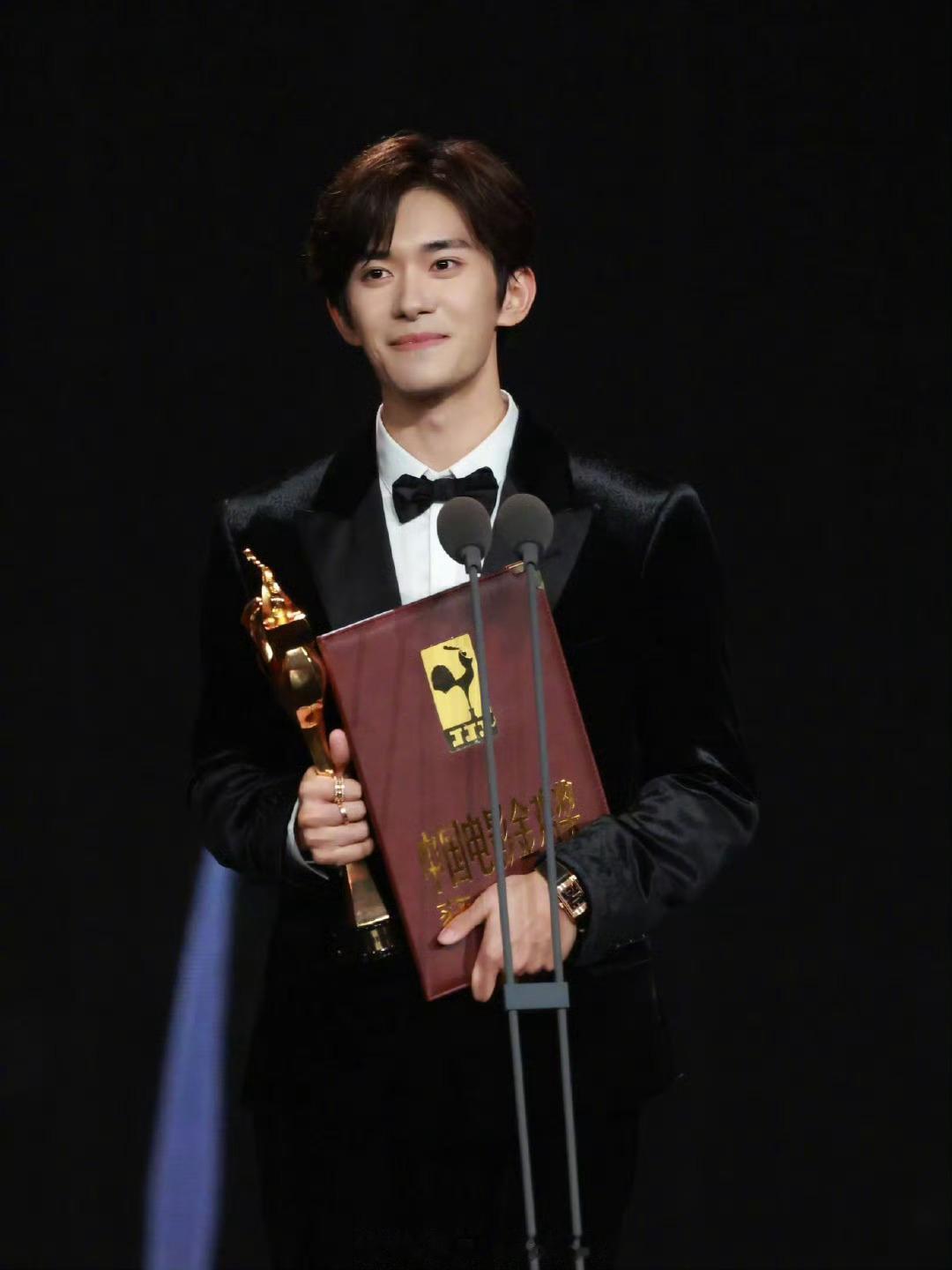 恭喜易烊千玺斩获金鸡影帝 ，真的应了那句“辞家千里又千里，务必争气再争气，徒手接