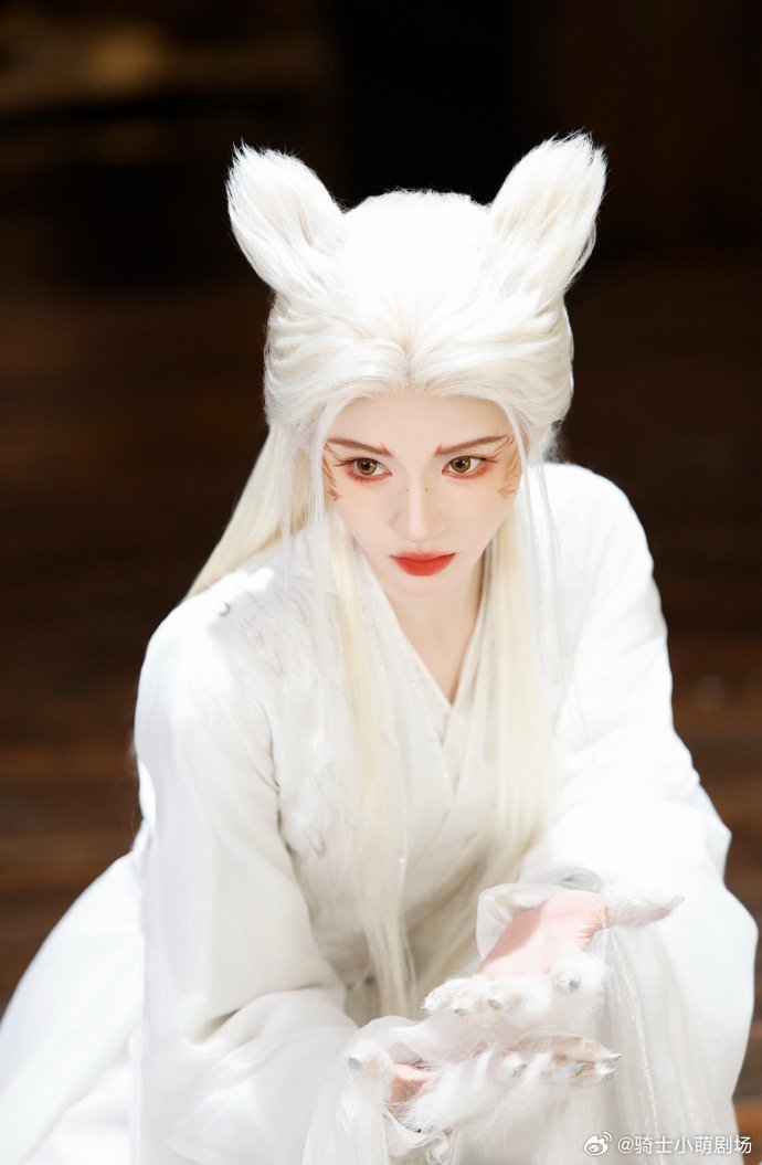 用热血漫的方式打开鞠婧祎鞠婧祎热血漫时候 中二热血狐妹露芜衣太吸睛，鞠婧祎适配度