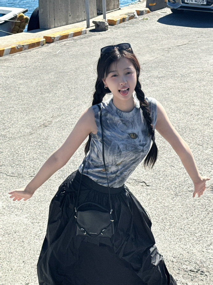 #虞书欣韩国海边plog#虞书欣韩国海边plog来啦，美美的宝儿，裤子被风吹的秒