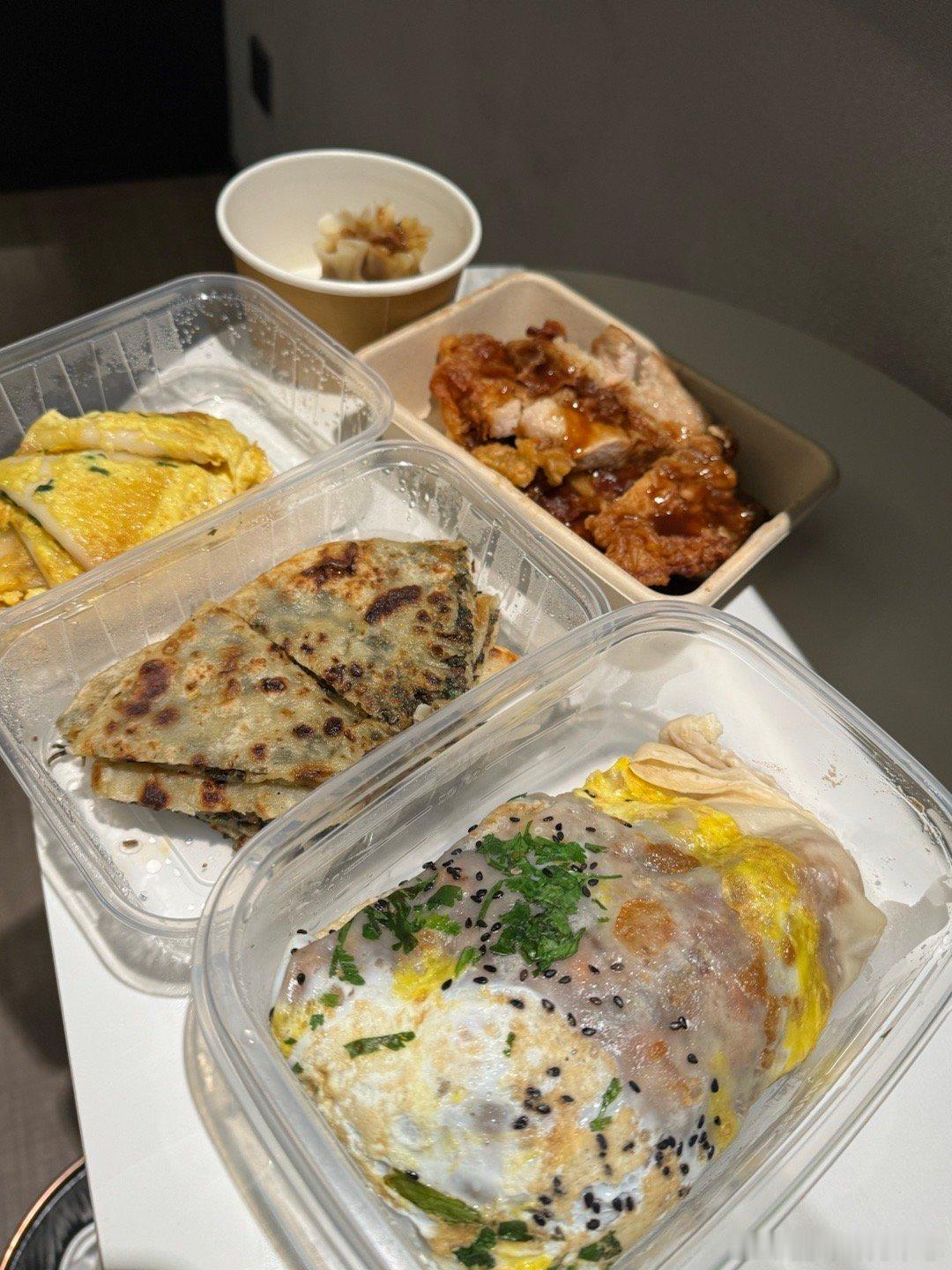 上海的蛋饼真的好好吃啊！！还有点的台州的蛋煎糍粑 麦饼 排骨年糕～凯司令的栗子蛋