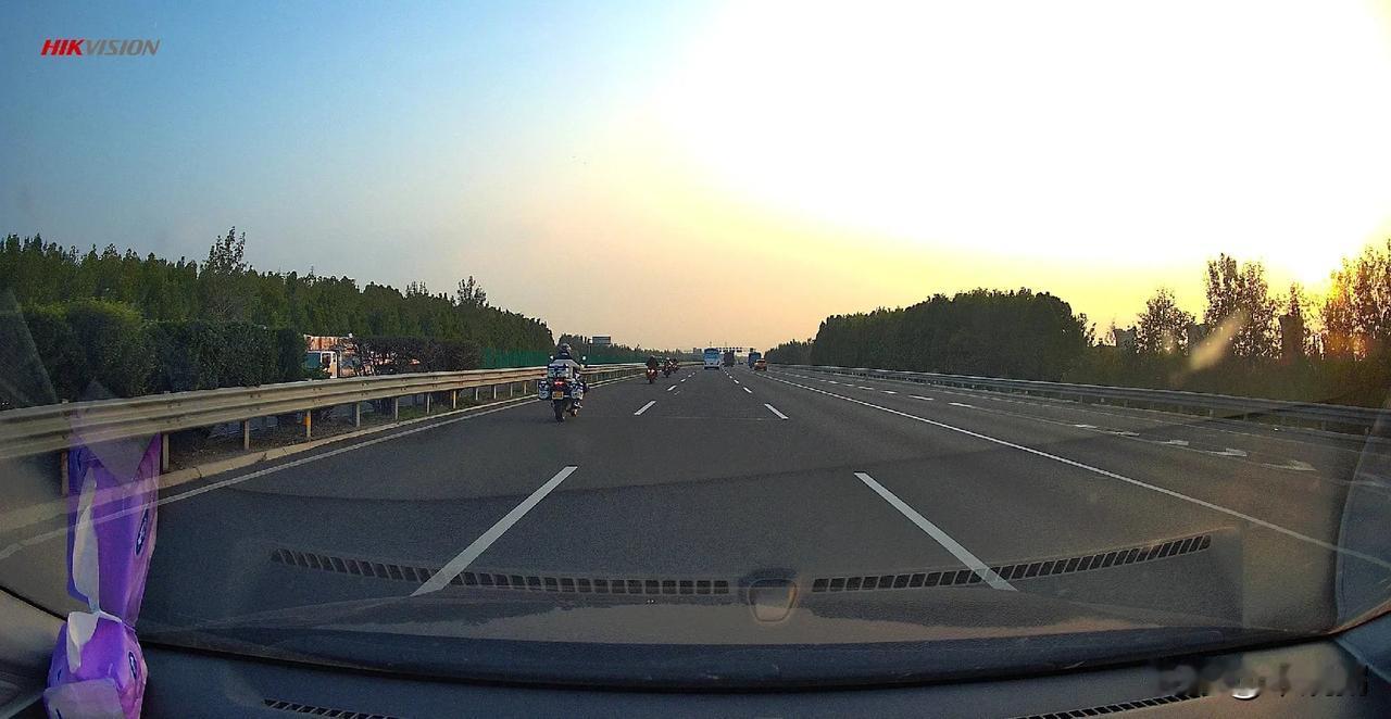 在山东高速上，4位鲁D摩托车手，哪能一直都有好运气呢？摩托车手在超车道以时速11