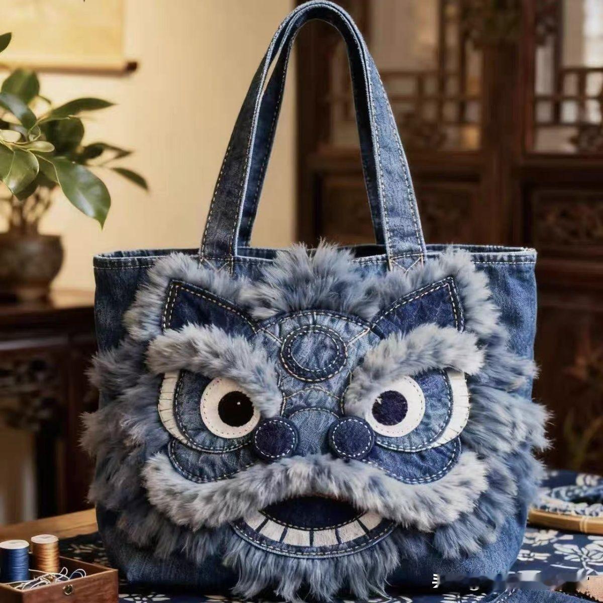 偶然看到，被这款牛仔拼布包萌翻了啊！尤其喜欢那毛绒绒的感觉

你看，它把传统瑞兽