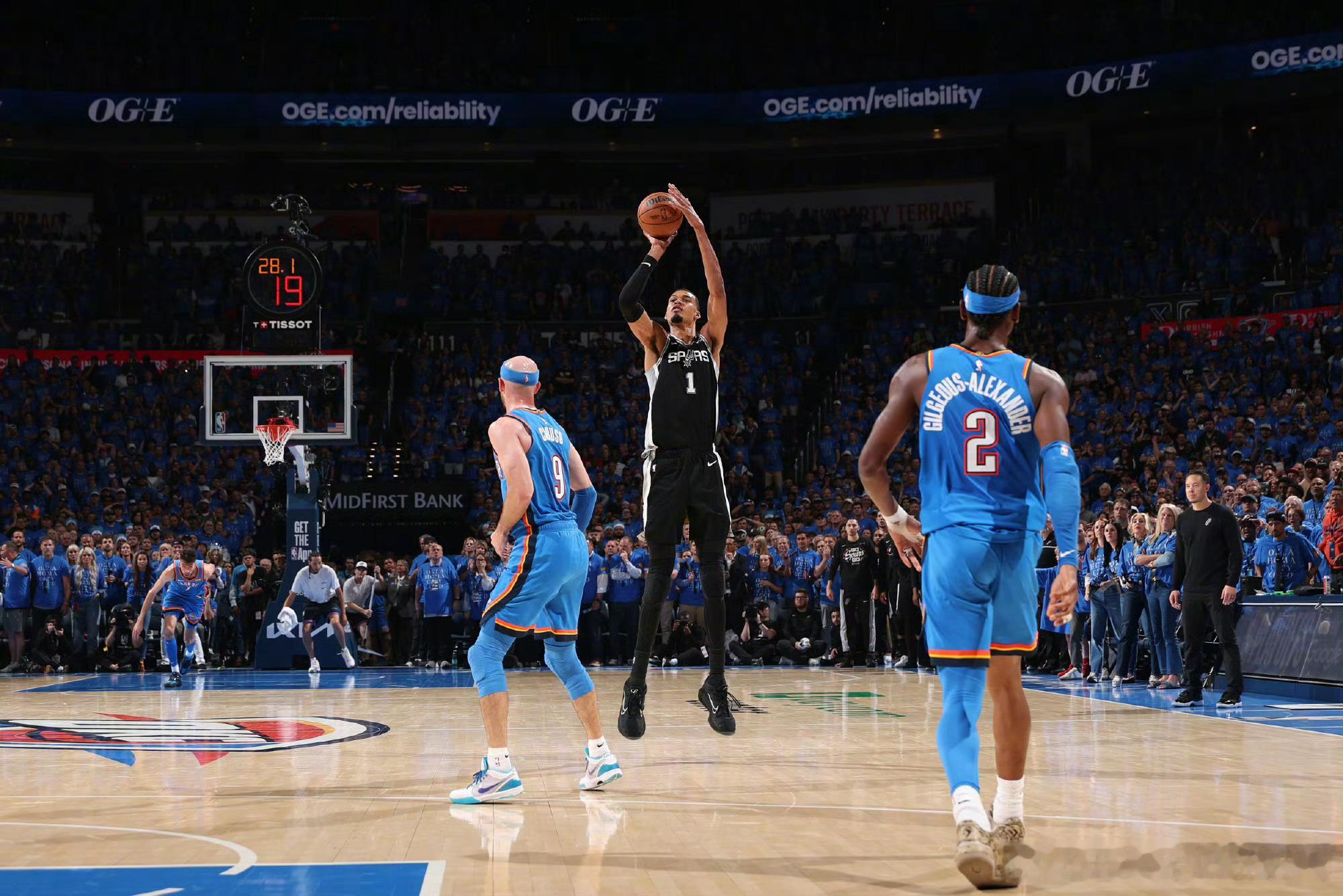 NBA西部决赛雷霆真的防不住文班亚马。双加时马刺完胜雷霆，文班拿下42分24篮板