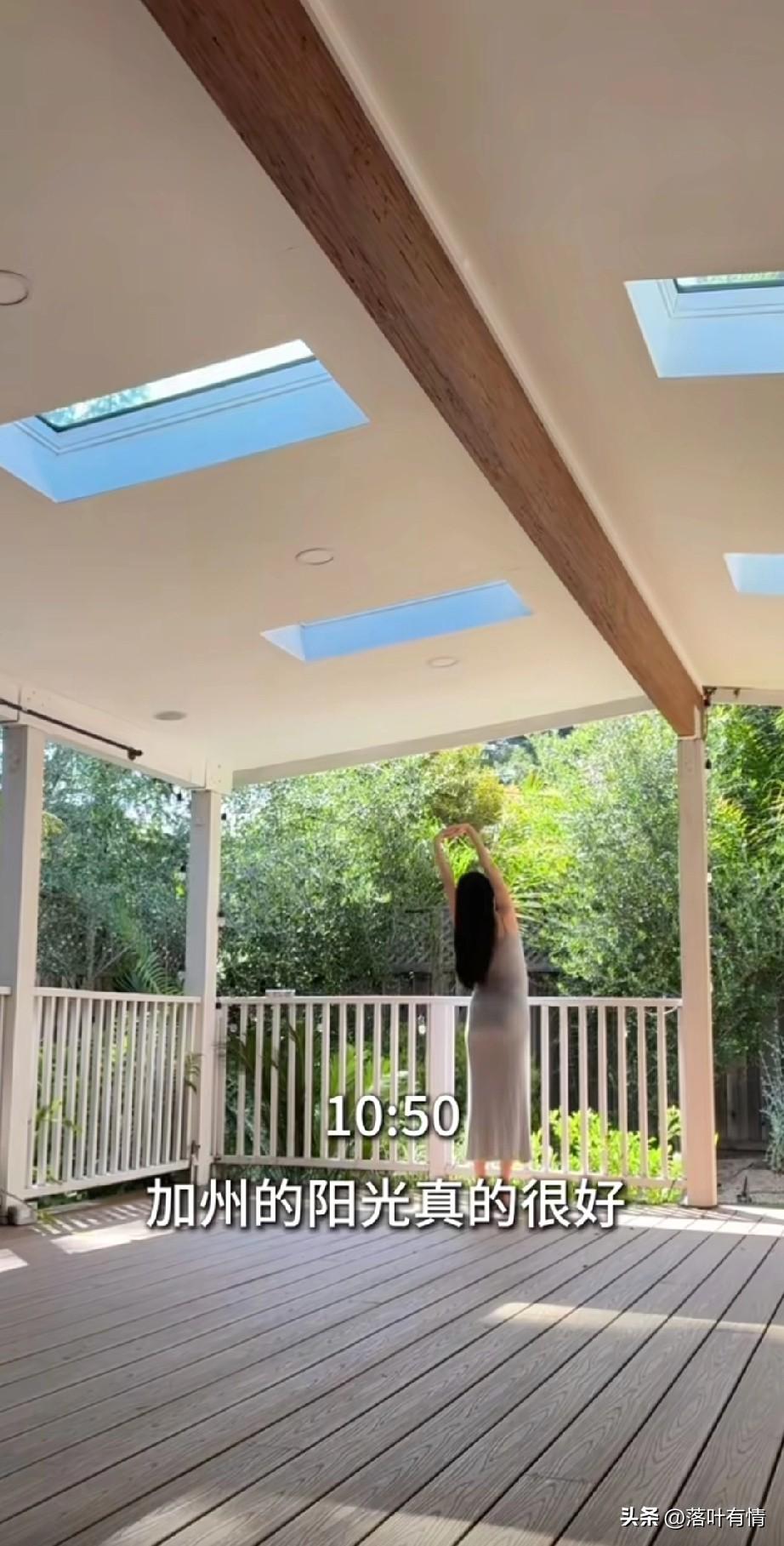 女孩晒出了自己在美国加州待产的生活，每天都是睡到自然醒，
然后去晒晒阳光，
在草