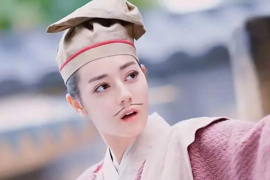 女扮男装自古至今是戏剧作品中的常见形式。然而，现在影视剧中那些女扮男装的影星擦着