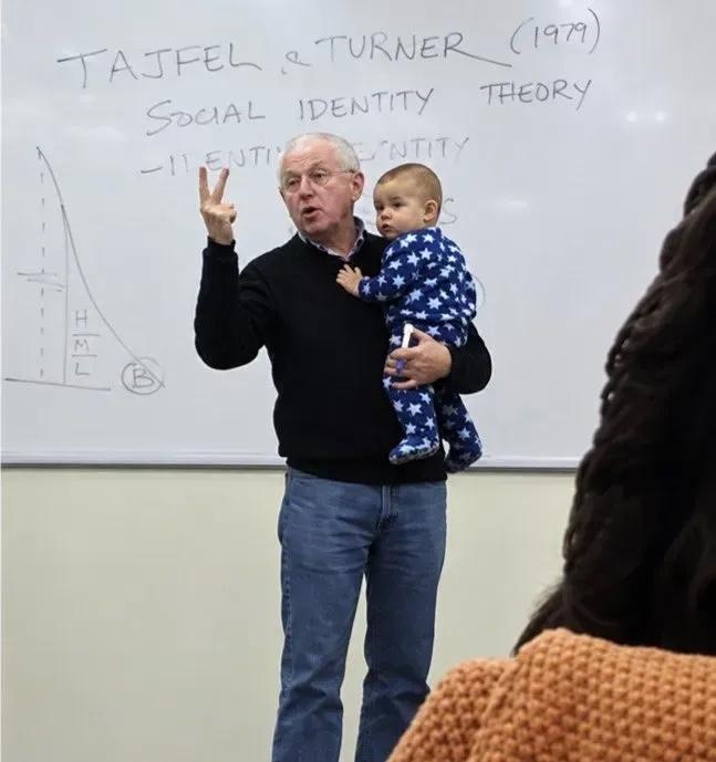 这一抱，传遍世界
美国一名女大学生因为娃娃无人托付，不得不带娃去上课。娃娃在课堂