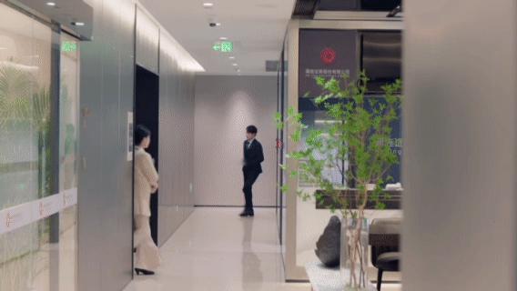 檀健次檀健次新剧上厕所没带纸爱情有烟火 拿着那一格纸满脸无语的李亦非，体面了一辈