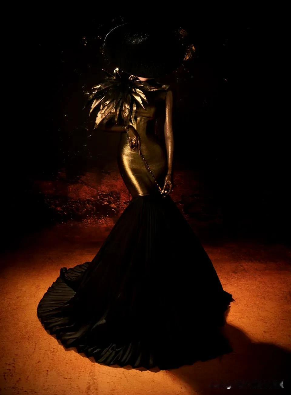 迪丽热巴[超话] 以金为饰，礼帽晕染夜的序章；以影为伴，裙裾拖曳鎏金轨迹。@De