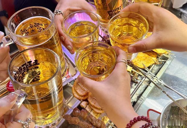 #安徽的特产啤酒比山东多##中国有多少特产啤酒品牌# 天气炎热的季节，啤酒是一种
