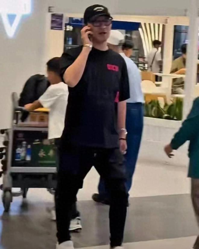 汪峰在娱乐圈经历丰富，育有三个女儿一个儿子。近日携全家及工作人员赴日本旅游。汪峰