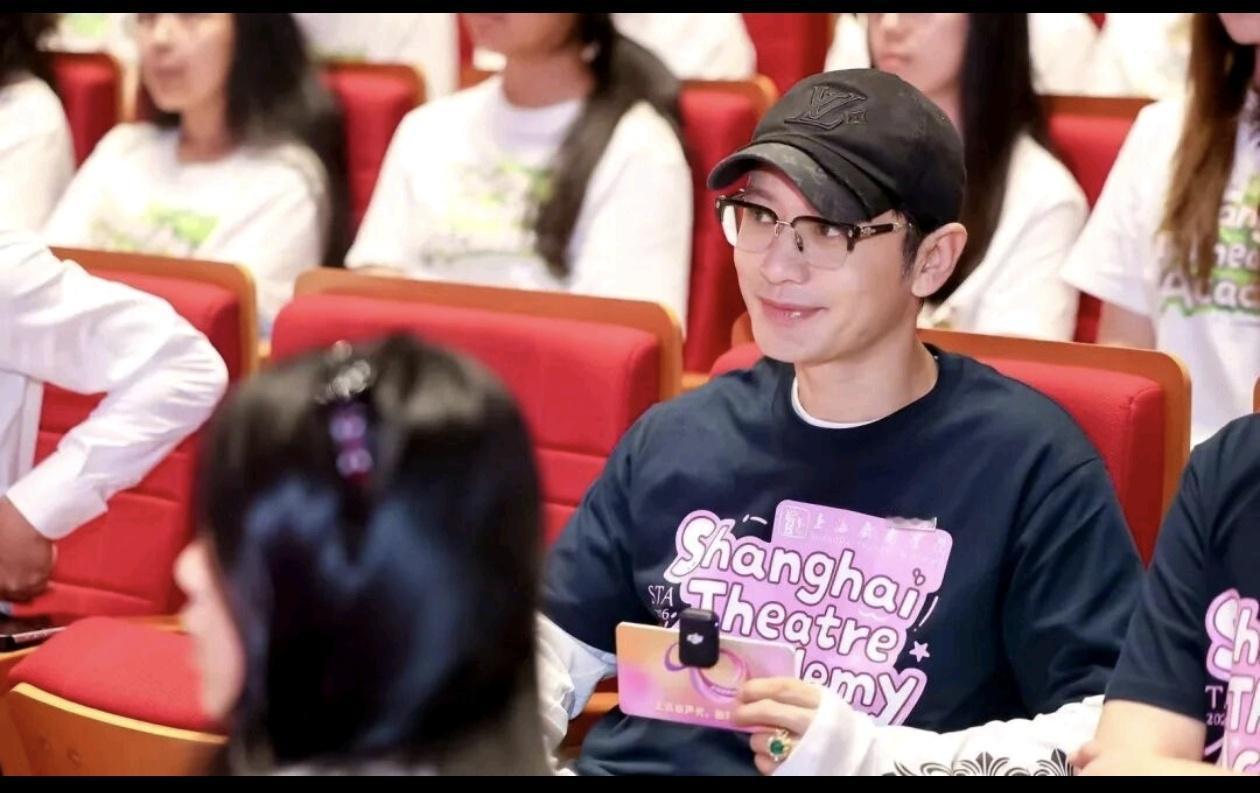 48岁黄晓明二战拿下博士，太拼了！

很多人没想到，演艺事业收获诸多荣誉的黄晓明