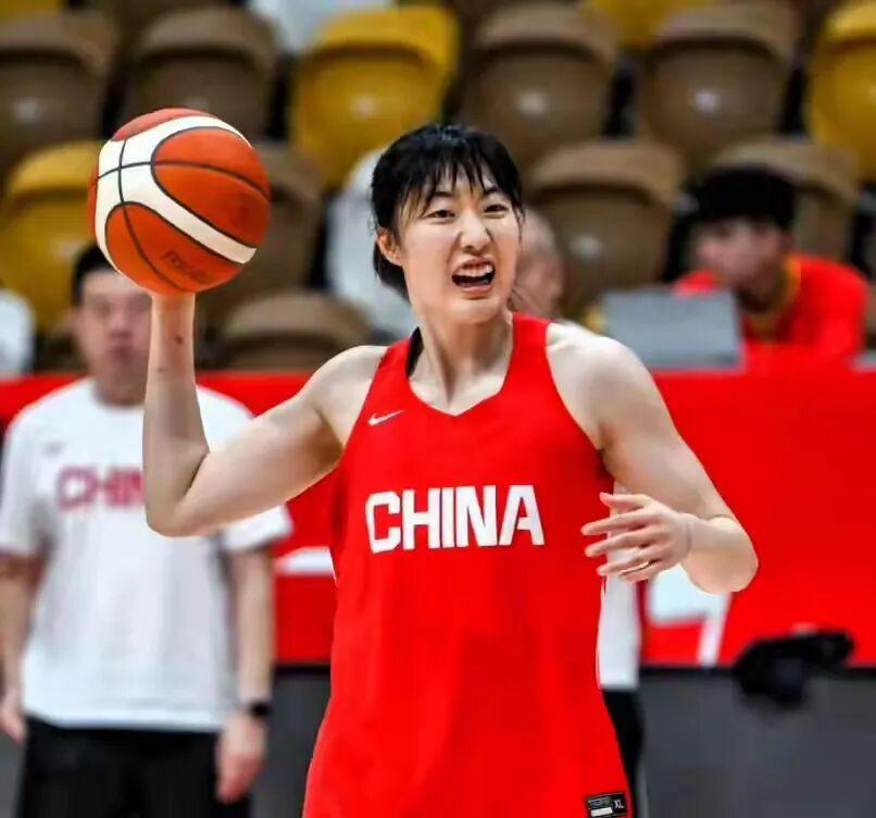 在2025年全国女篮锦标赛里，罗欣棫表现可圈可点。10月15日上午江苏对阵浙江的