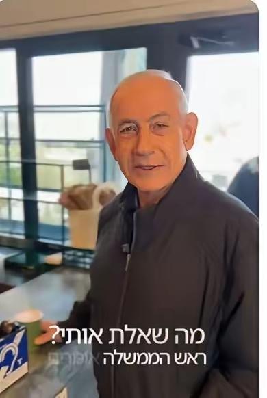 内塔的现身视频，拼凑痕迹明显！
你看，内塔的皮肤红彤彤的，像是煮熟的龙虾，画面光