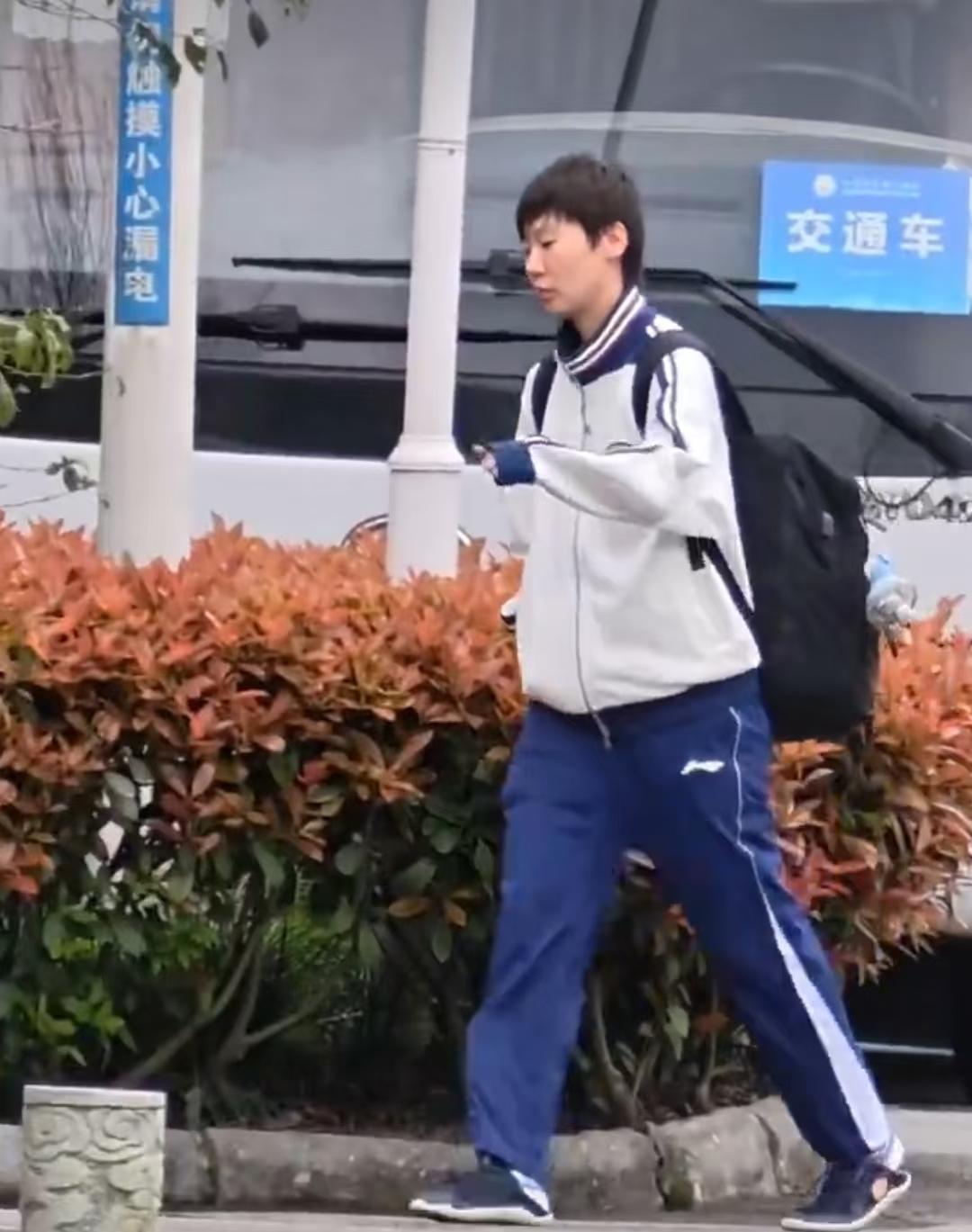 王曼昱今日成都国乒训练基地上训。背着自己的小书包，下午曼昱一个人溜达溜达就去训练