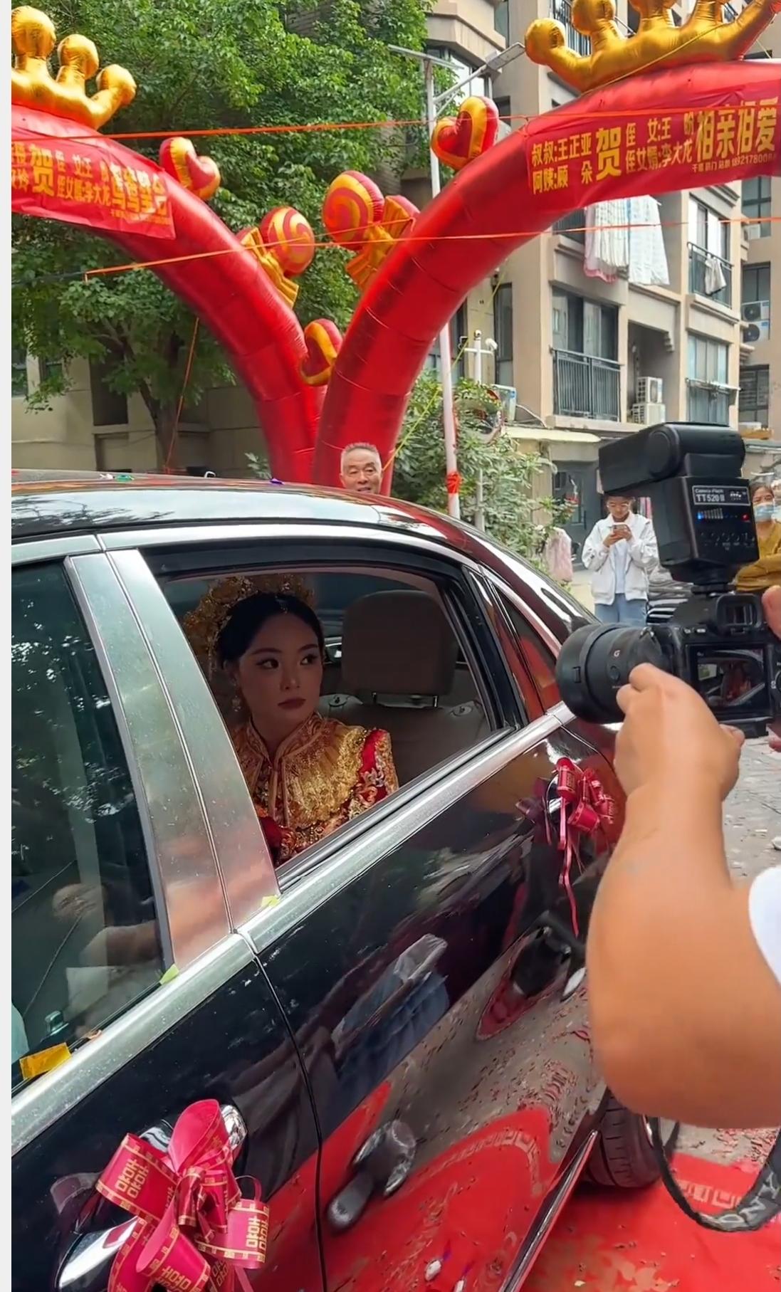 婚礼这一幕看哭无数人！女儿出嫁，父亲当场破防
 
接亲现场红绸满地，大喜的日子，