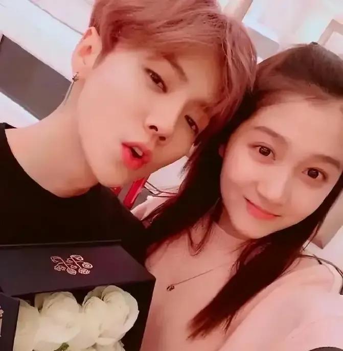 七年了。
他没等来那束光。
演唱会散场，灯灭了，人潮退去。
那个最该在台下鼓掌的