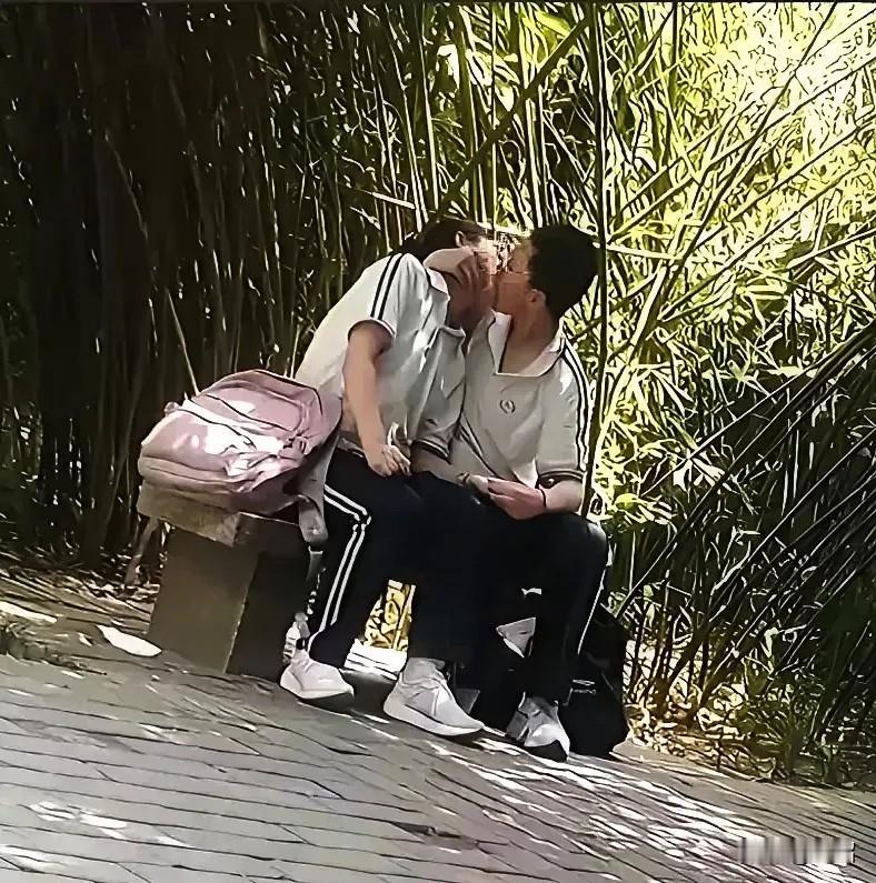 这是谁家的孩子啊？
现在的孩子都这么放得开吗
  这恐怕不是“早熟”那么简单！ 