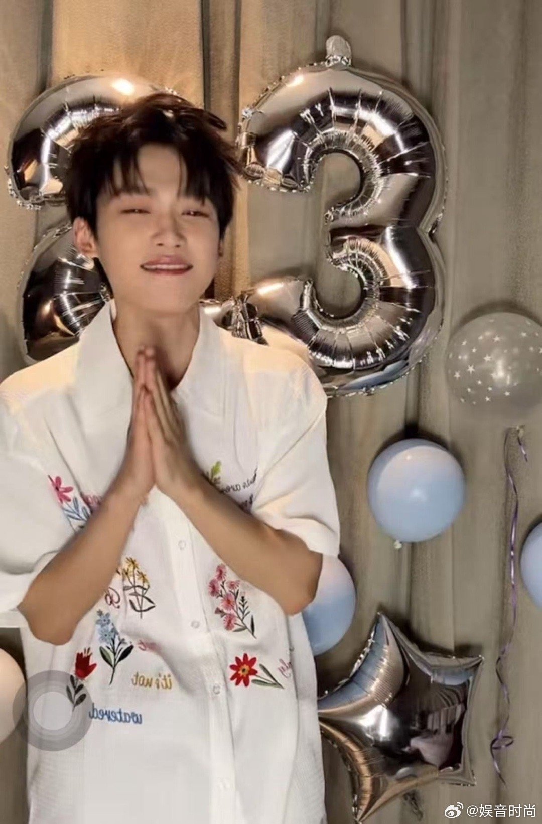 梓渝说自己并不惨梓渝回应很惨梓渝生日直播 粉丝的祝福铺满屏幕，梓渝微笑回应。这场