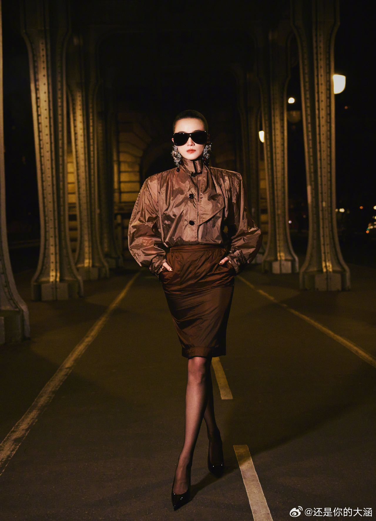 宋佳G社镜头 谁还没看到宋佳在G社镜头下的巴黎美照啊！她踩着细高跟，戴着宽墨镜，