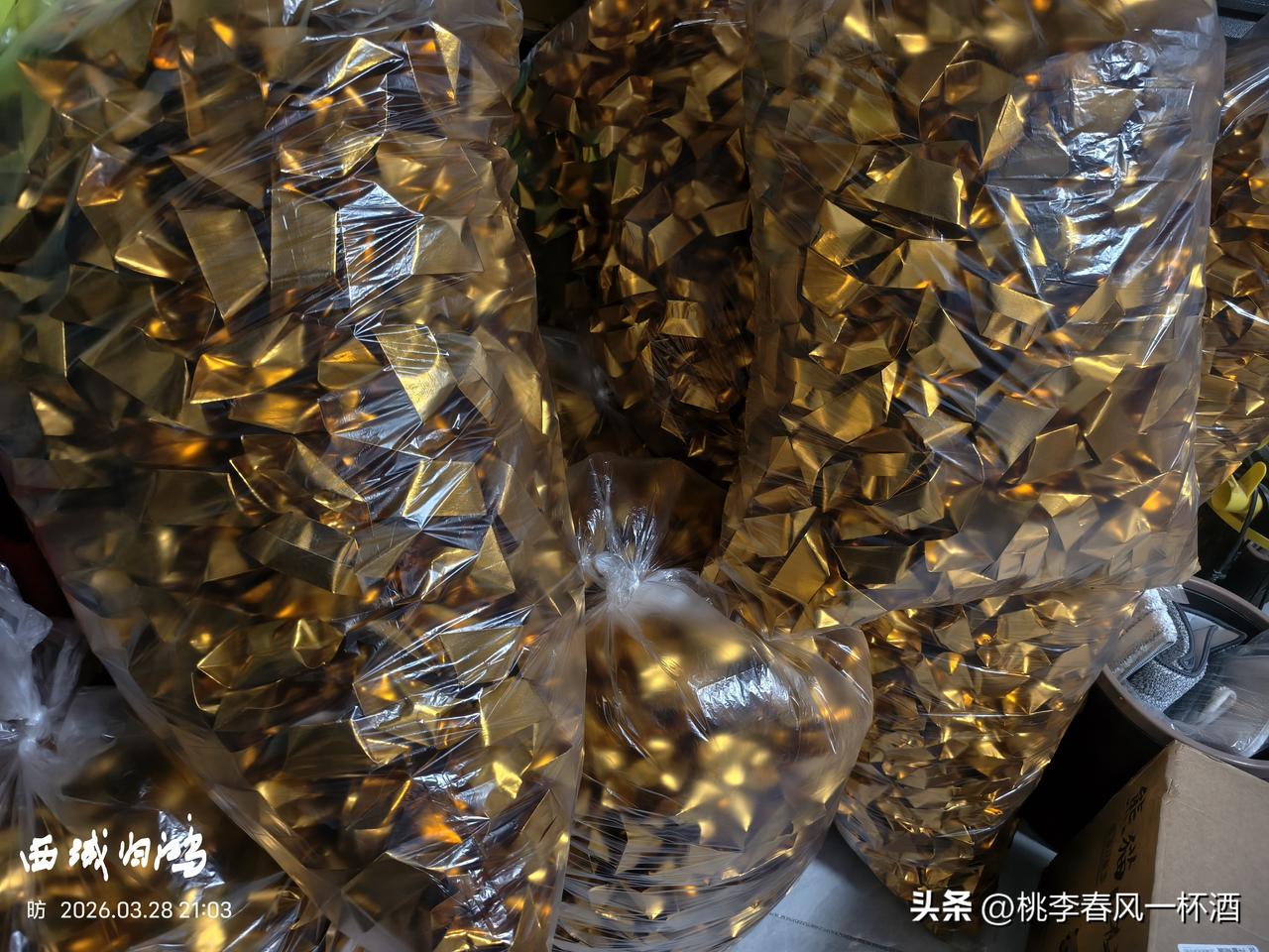 据说亲手折叠的元宝，在另一个世界的亲人会更为喜爱。于是，我决定亲手叠元宝，用于清