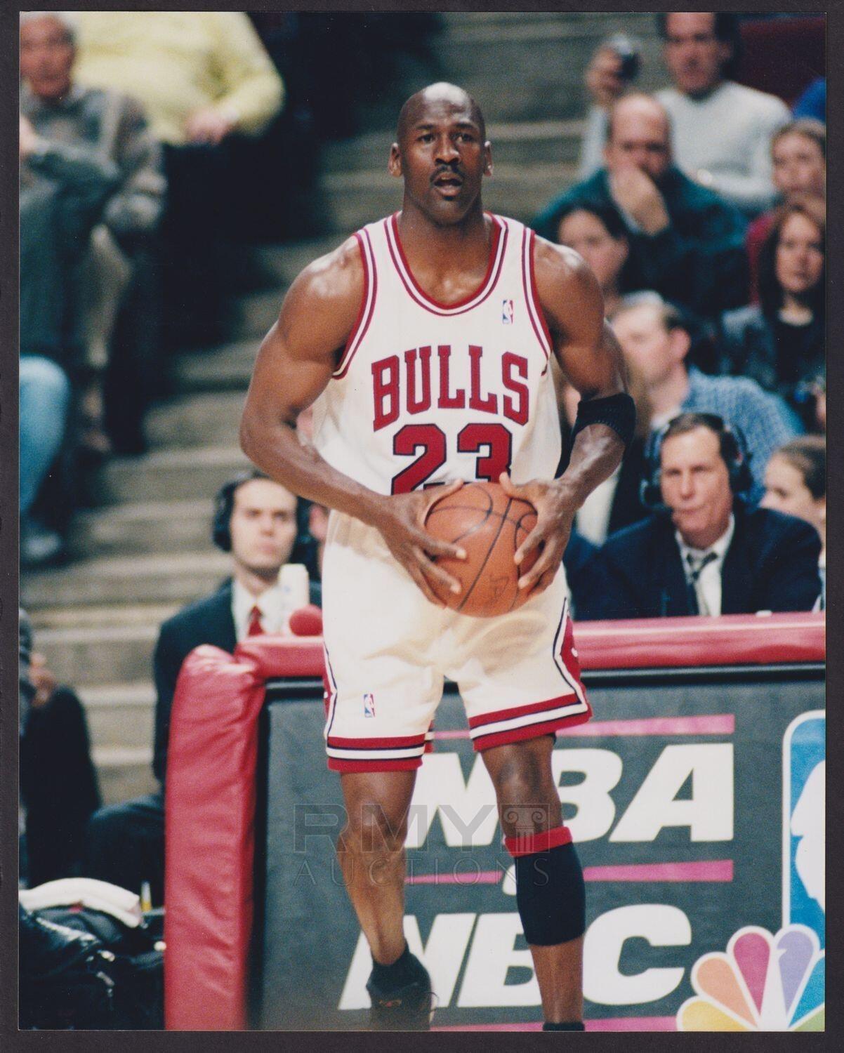 乔丹双手握球，这手太大了。 