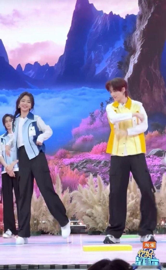 谭松韵丁程鑫cha越南鼓卡点舞 越南鼓旋律太上头，两人跳舞默契值拉满！小丁气场全