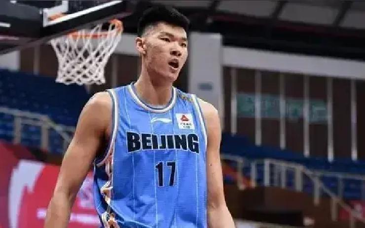 北京首钢喊着争冠，却组了个CBA最矮内线阵容。
 
看看你的禁区：范子铭2米11