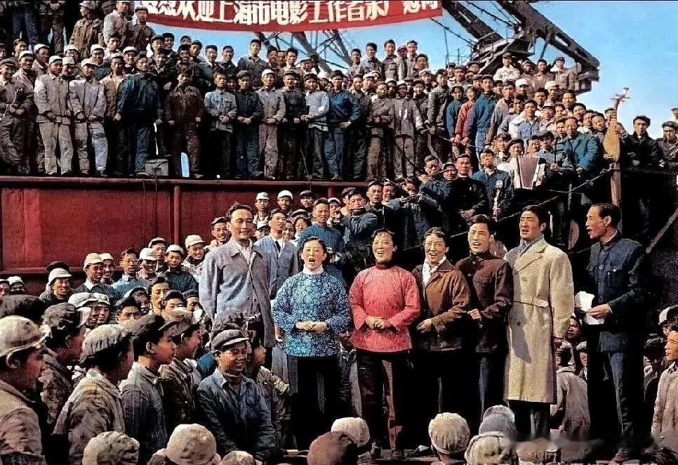 历史时光
难得一见的老照片：1959年上影厂慰问演出珍贵合影1959年春天，上海