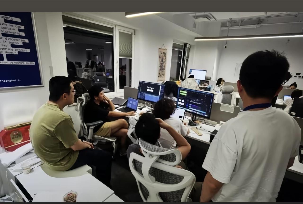 据说这是月之暗面发布kimi k3之前的办公室情况，也没几个人，短裤拖鞋，看起来