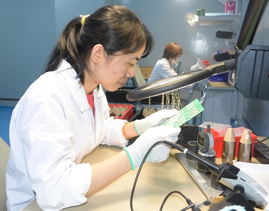 2025年越南国防工业总局Z181工厂工人对焊接后的电路板进行技术检测军事历史全