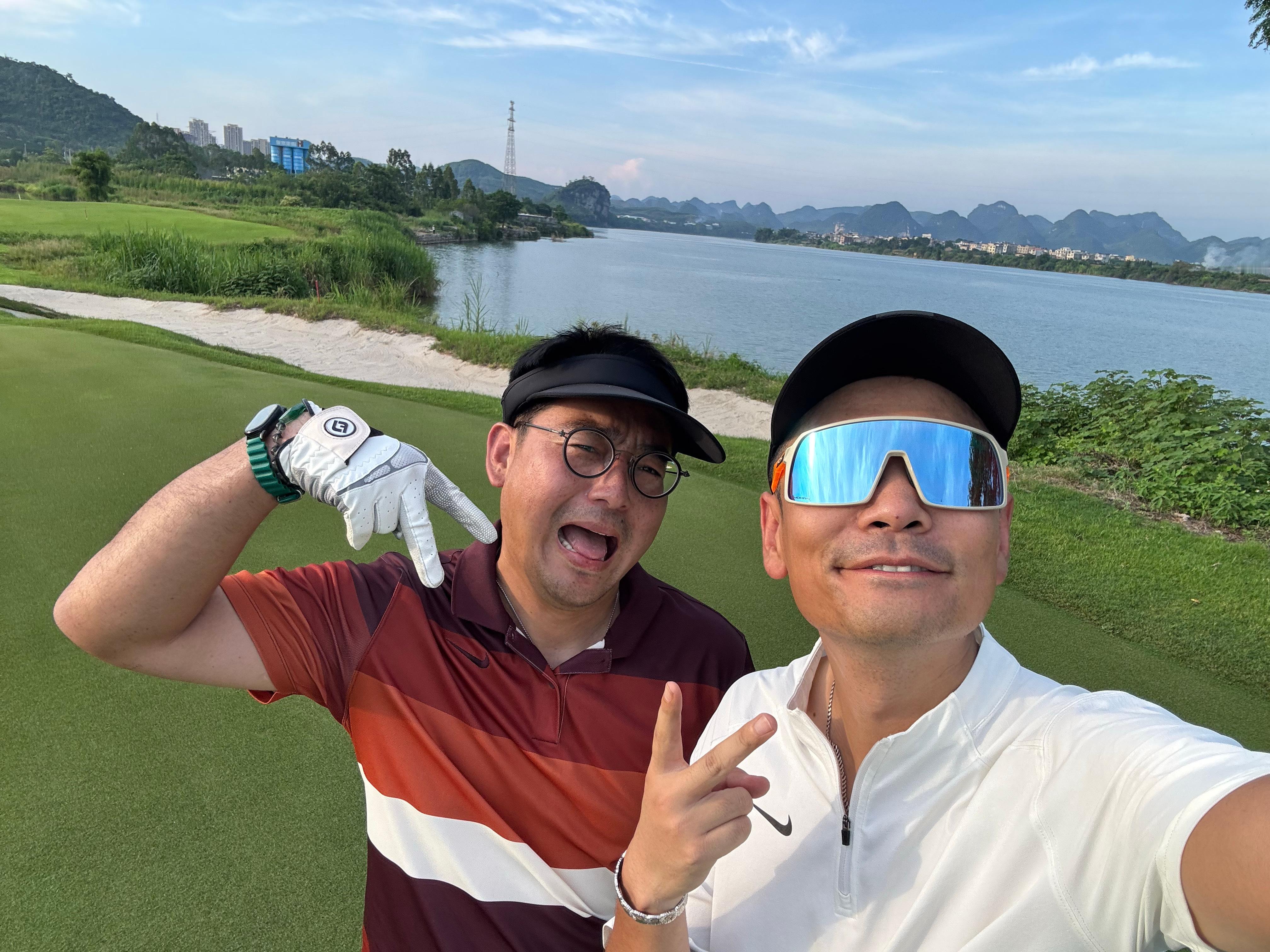 “阳光呐多明媚，而我在烂沙堆”这个球场啊！除了满场捡T，打丢一兜子球，手套干漏了
