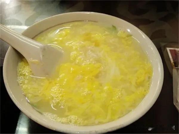 我婆婆今年90岁了，夸过年就91岁了。身体硬朗的很，吃饭一顿能吃一大碗饭。但我婆