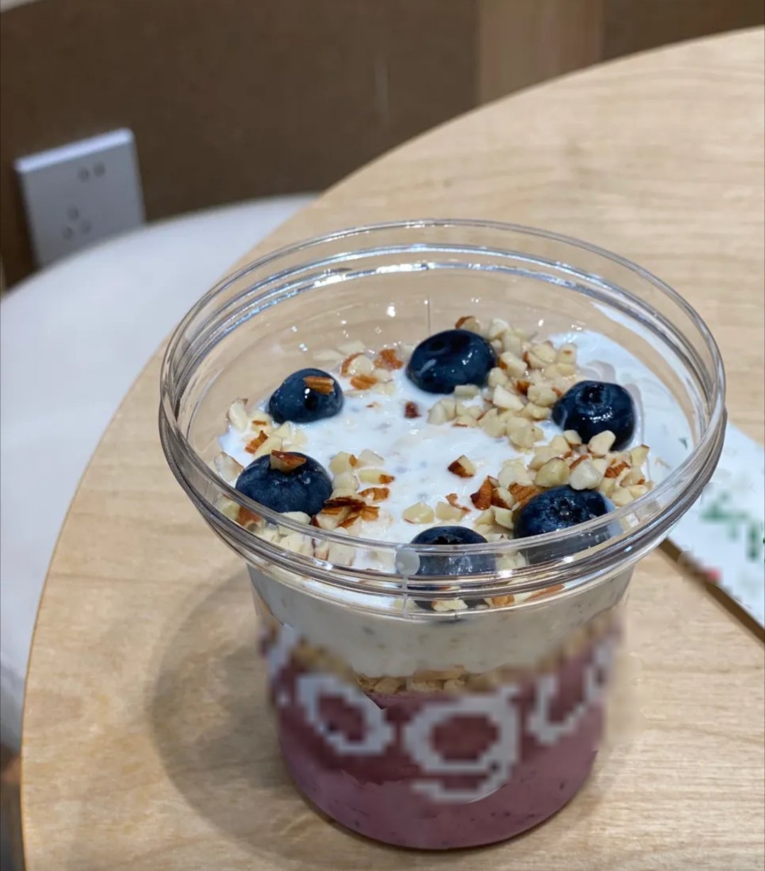 莓果打底，配上酸奶、坚果碎与新鲜蓝莓，一口清爽，简单治愈。 ​​​