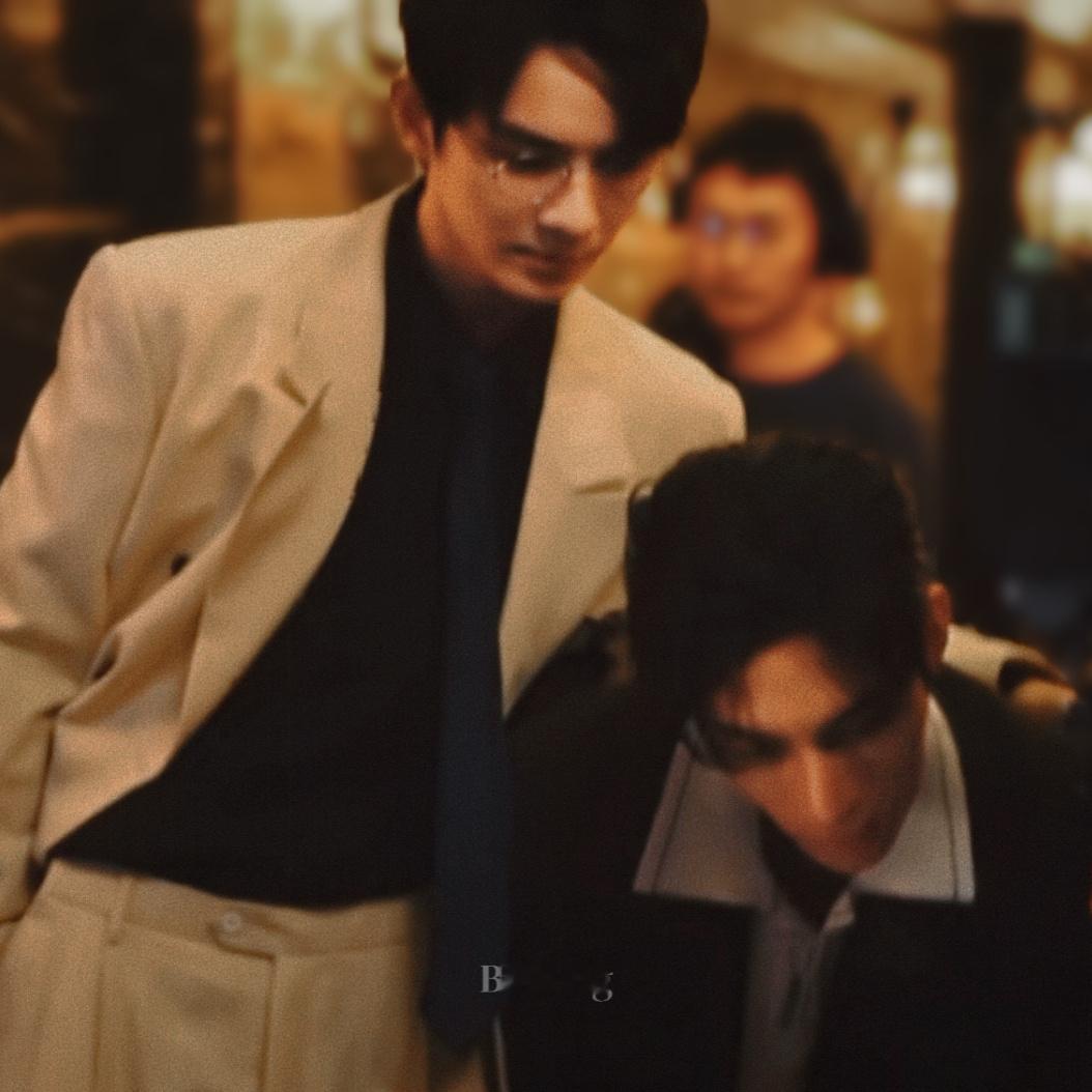 何伟这个时候就很1很哥感... 