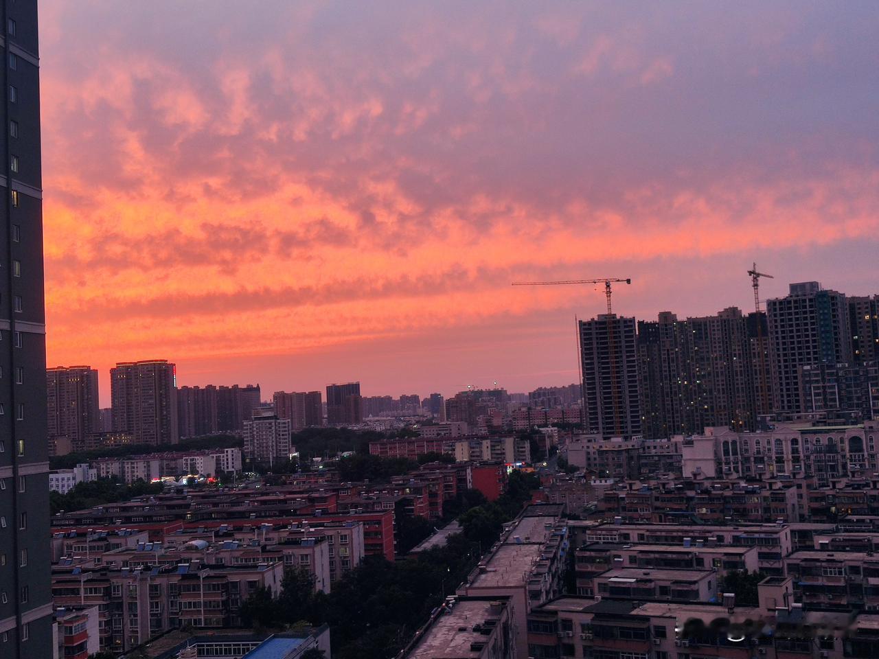 今天晚上几个朋友相约聚集，可在街头转了转，都是四平八稳的，往日热闹非凡的沿街门店