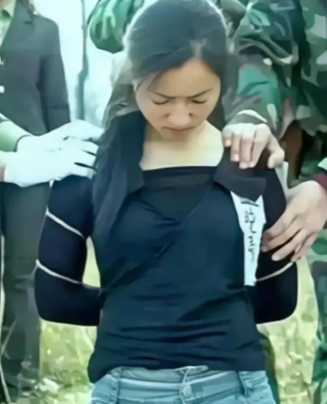 1994年，26岁的牛晓秀被押往刑场，在行刑前，她忍不住地颤抖，随之裤子被尿液浸