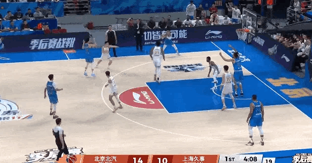 北京外援麦基真是太欺负人了！在今晚北京对阵上海G4的第一节比赛中，麦基上场篮下接