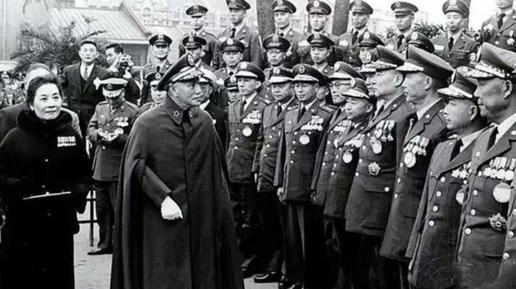 很多人以为1949年蒋介石败退台湾是被解放军"打跑"的仓皇之举，实则不然。早在三