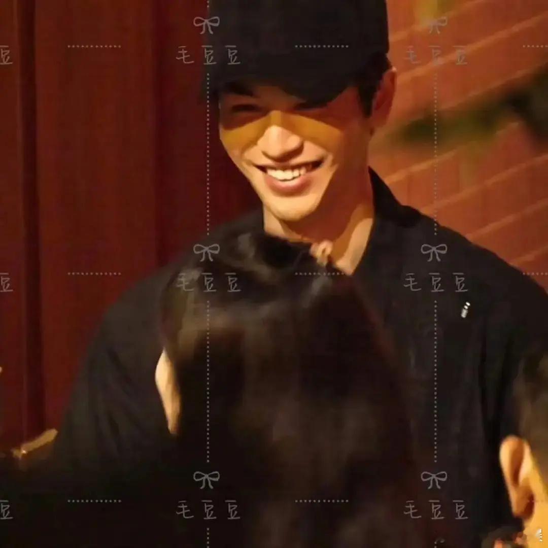 张凌赫要不咱以后还是少笑吧，脸上的皱纹都要掉地上了 ​​​