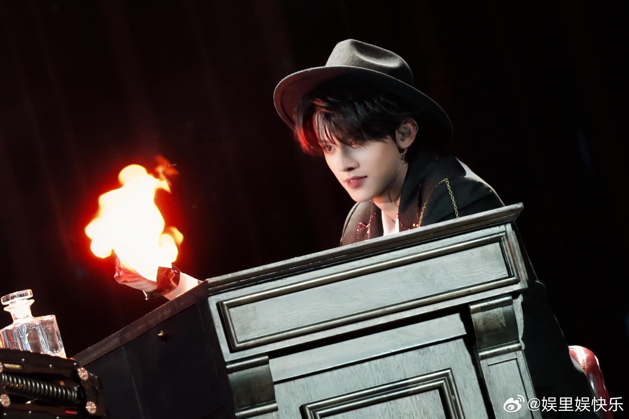 左航solo变魔术跳出传统solo表演框架，左航融合魔术元素进行演绎，一幕幕魔术